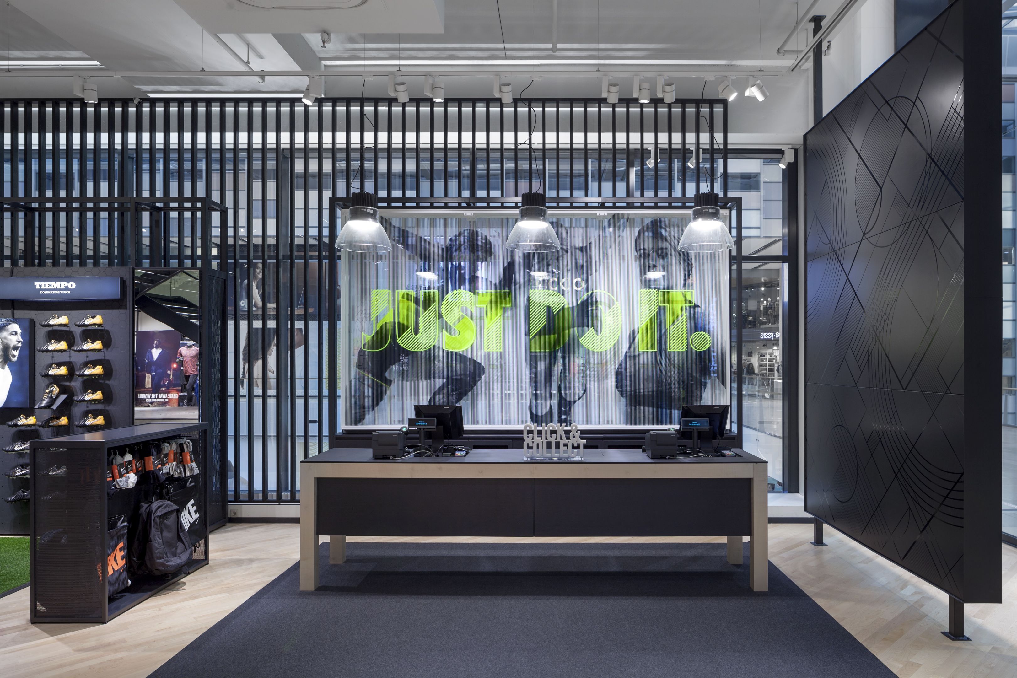 Als reactie op de twist Bestaan Nike Store Utrecht - Confetti Reclame